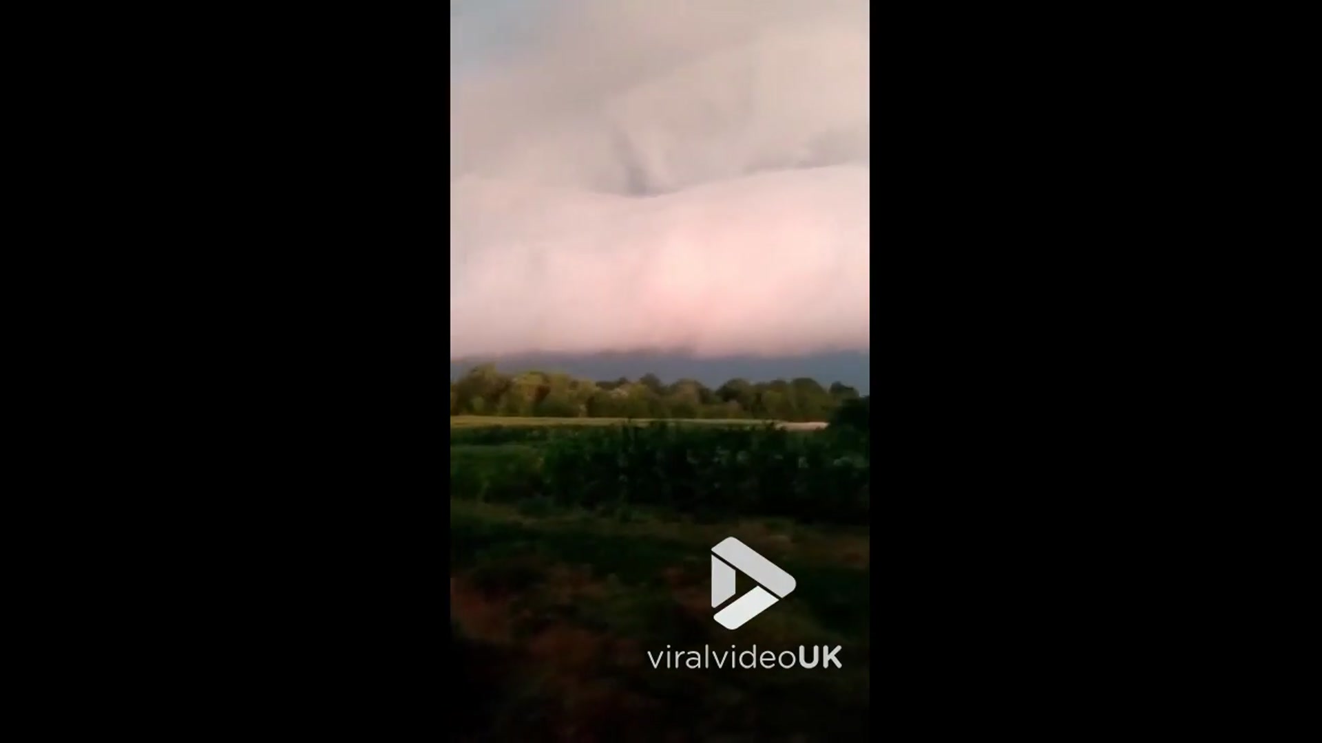 'Video thumbnail for VV4989 Huge arcus cloud engulfs the sky'