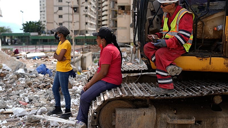 Video thumbnail for Venezuela: families continue digging through the rubble for relatives