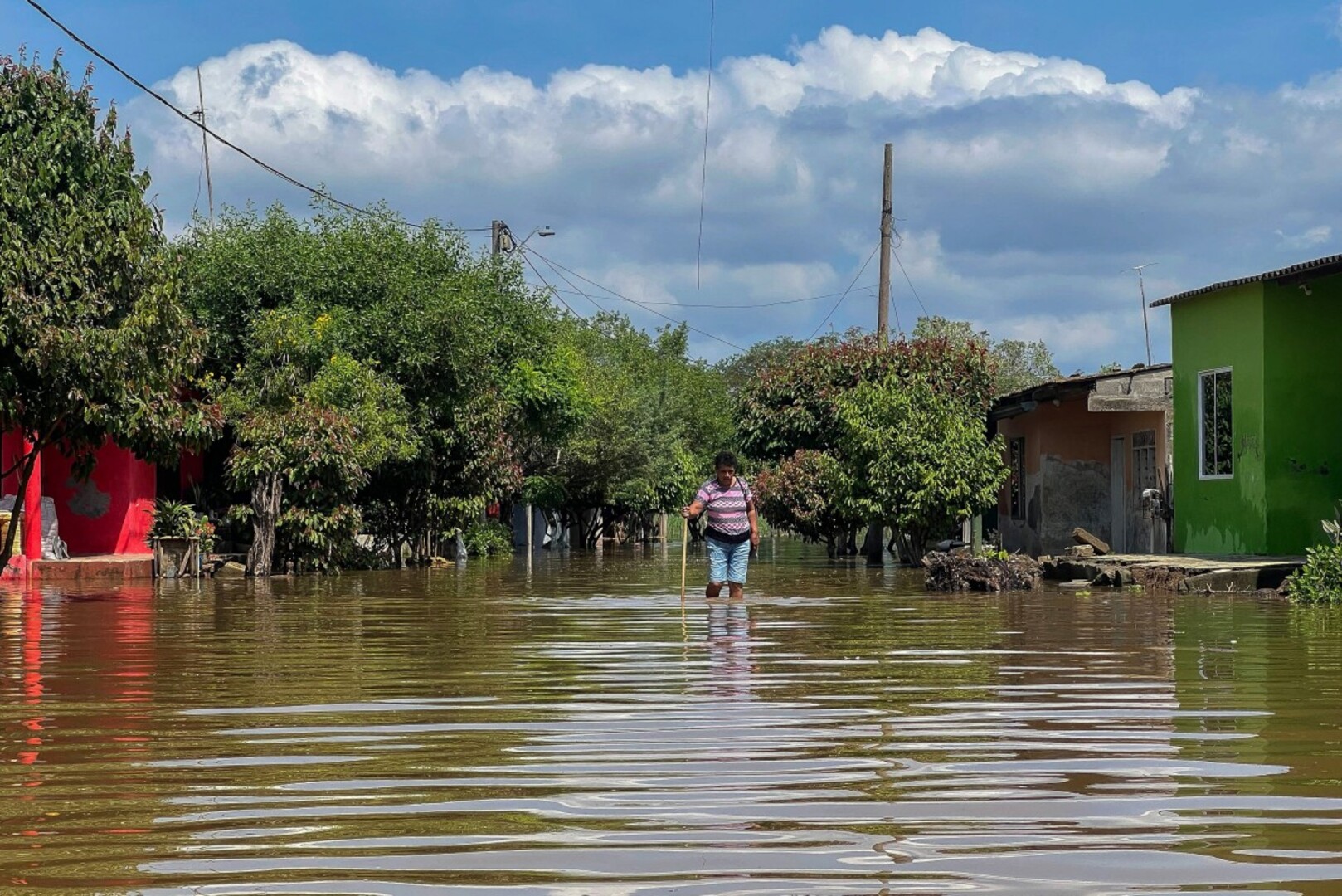 Video thumbnail for Colombia floods: Emergency responders try to reach 200,000 displaced