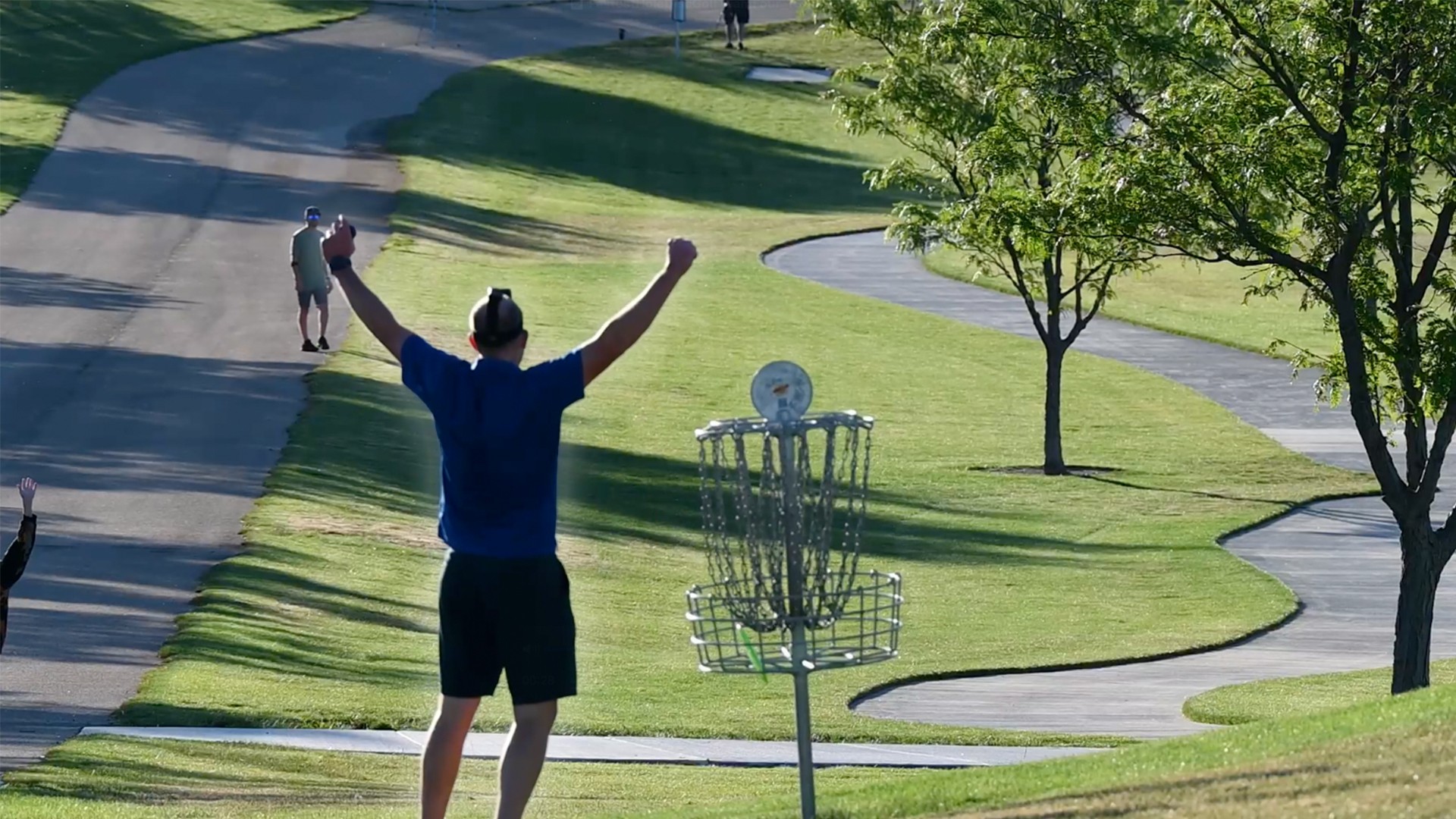 Video thumbnail for Fastest hole of disc golf by a team of four - 41.33 seconds by David Rush, Travis, Oliver and Anders Davidson