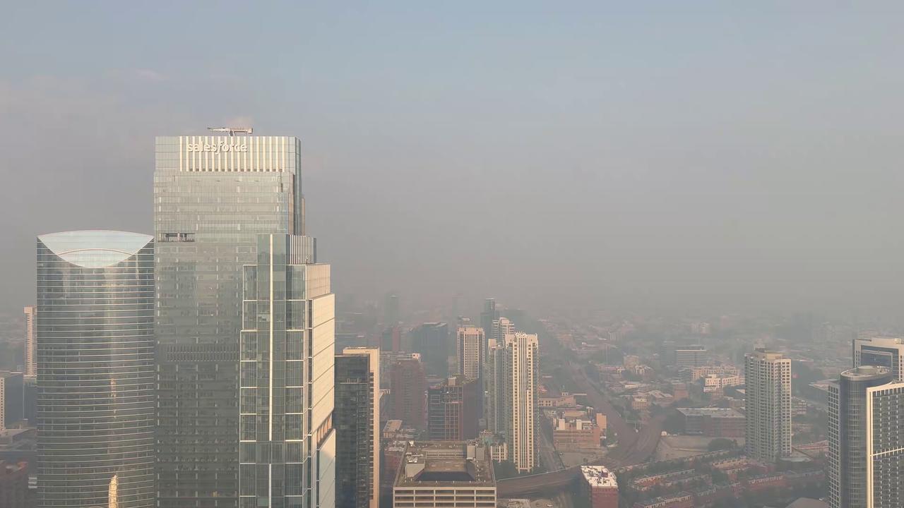 Video thumbnail for US: Chicago Skyline Blanketed By Canadian Wildfire Smoke.
