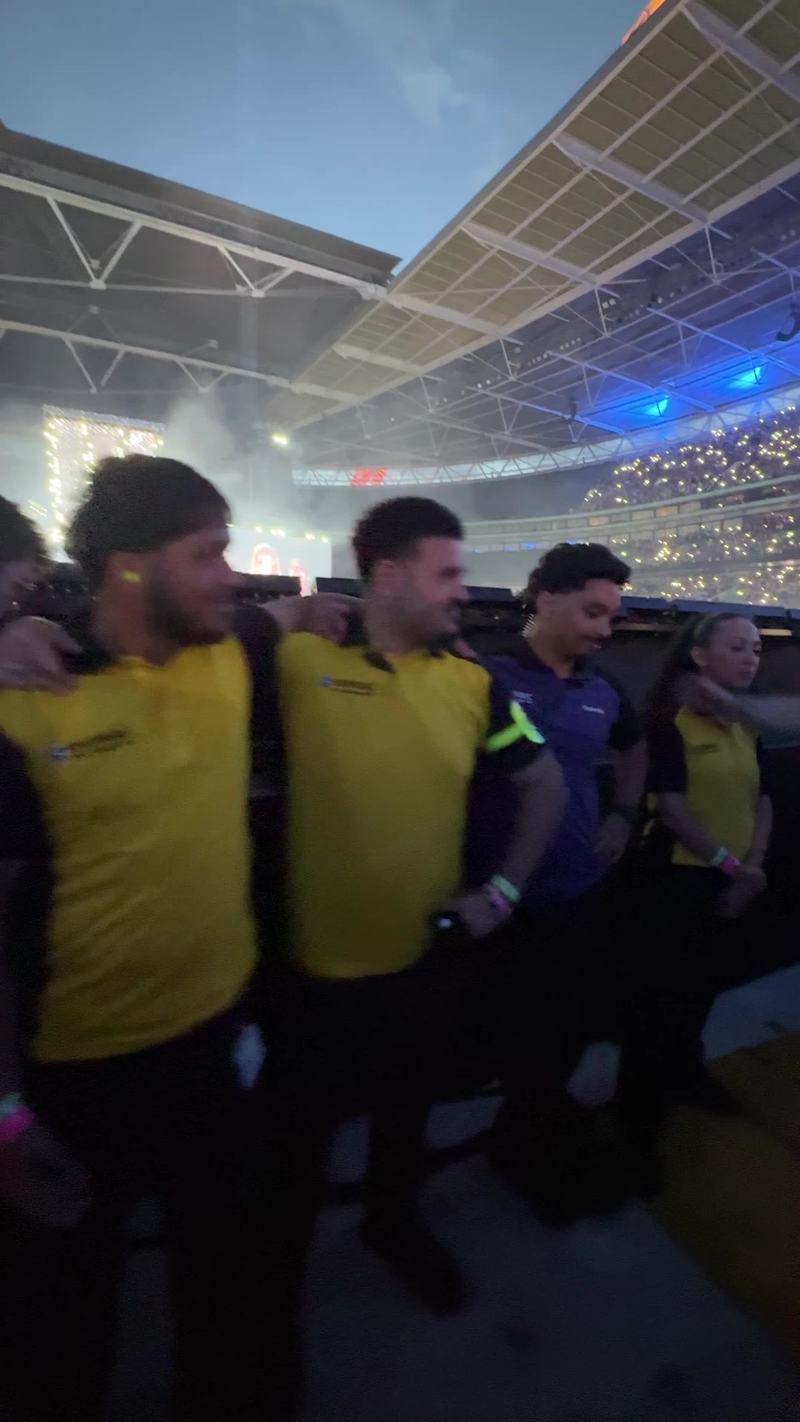 Video thumbnail for Security Guards Swaying to Sign of the Times at Harry Styles Concert