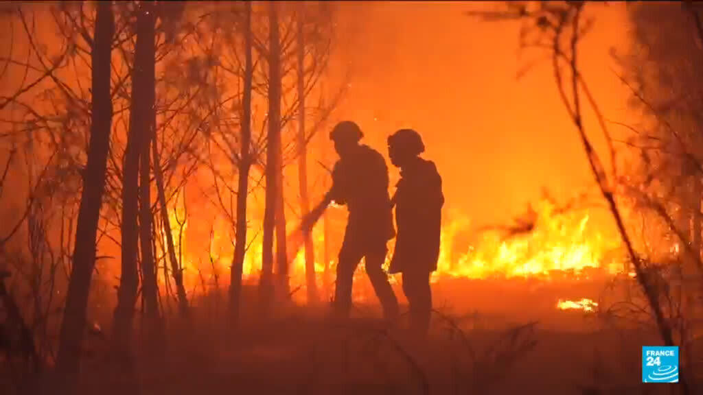 Video thumbnail for Volunteers battle blazes alongside French firefighters through the night
