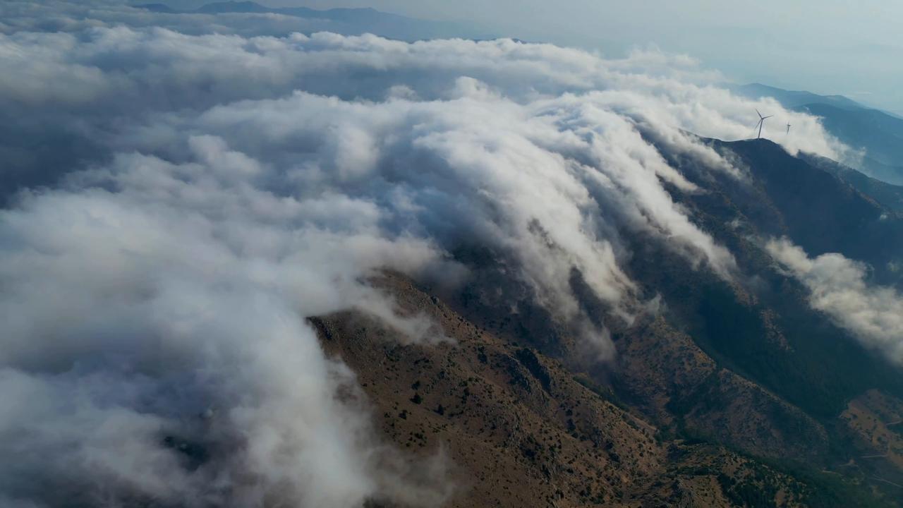 Video thumbnail for Türkiye: Stunning sea of clouds over Amanos Mountains in southern Türkiye.