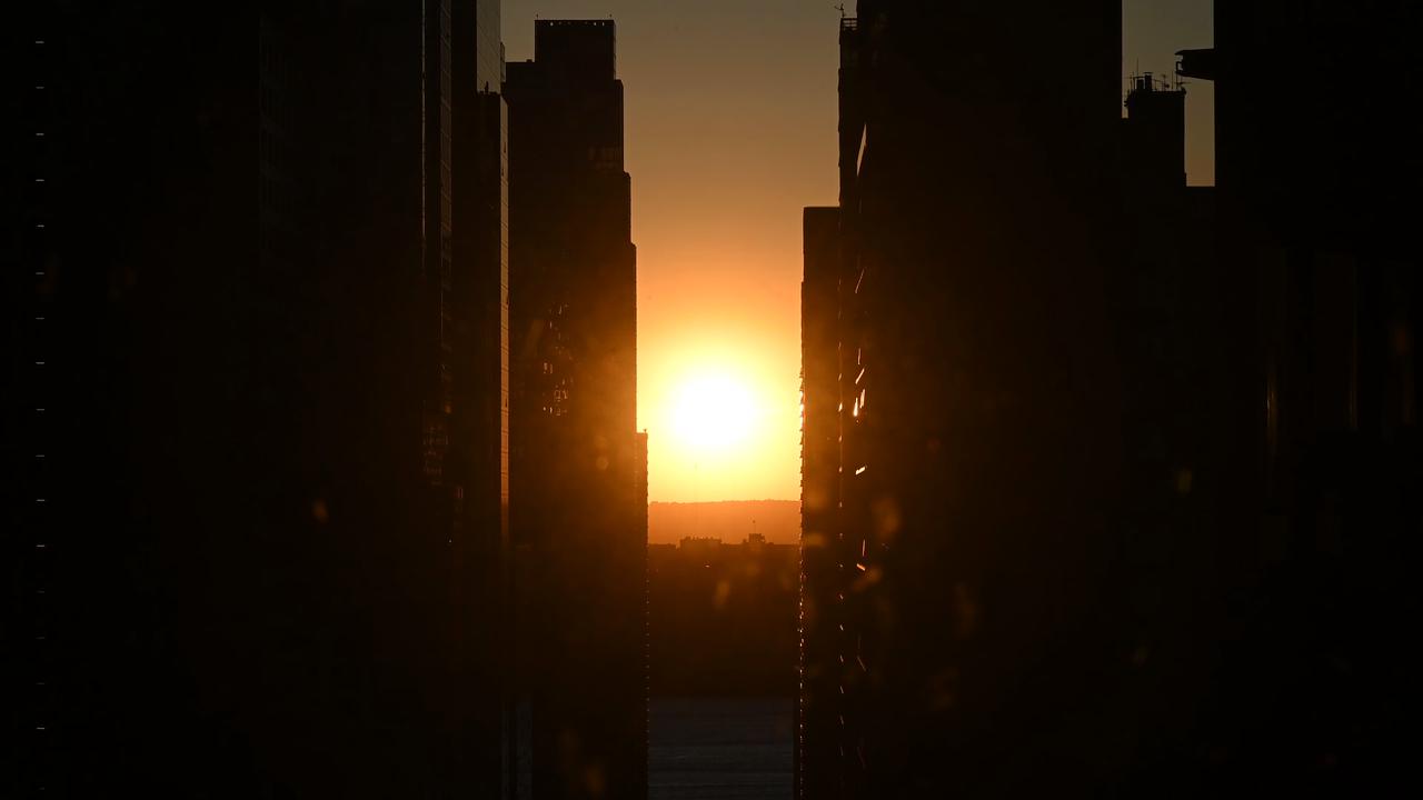 Video thumbnail for NY: Manhattanhenge at One Times Square 3.