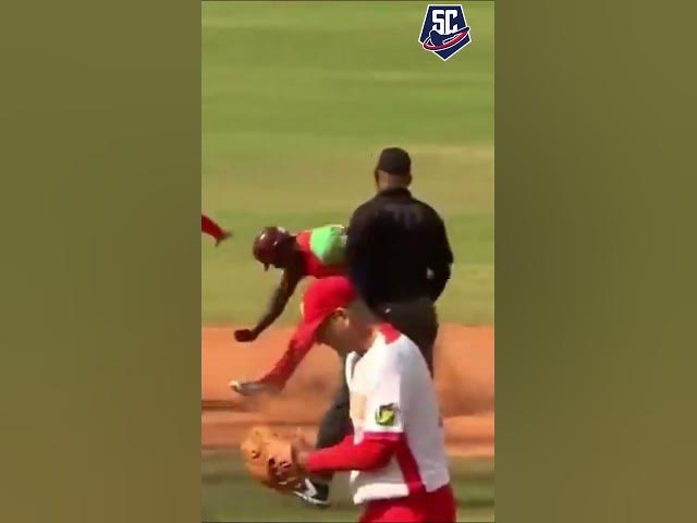 Video thumbnail for Entrada fuerte en segunda base, equipo de matanzas vs las tunas, Serie Nacional