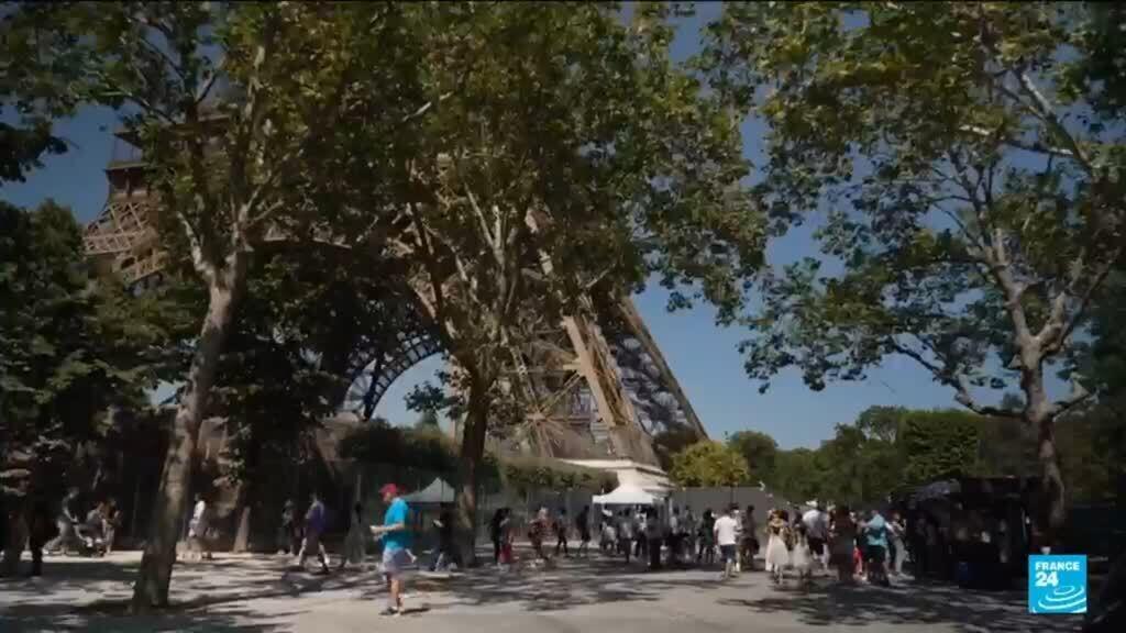 Video thumbnail for Eiffel Tower to close early as heatwave hits France: operator