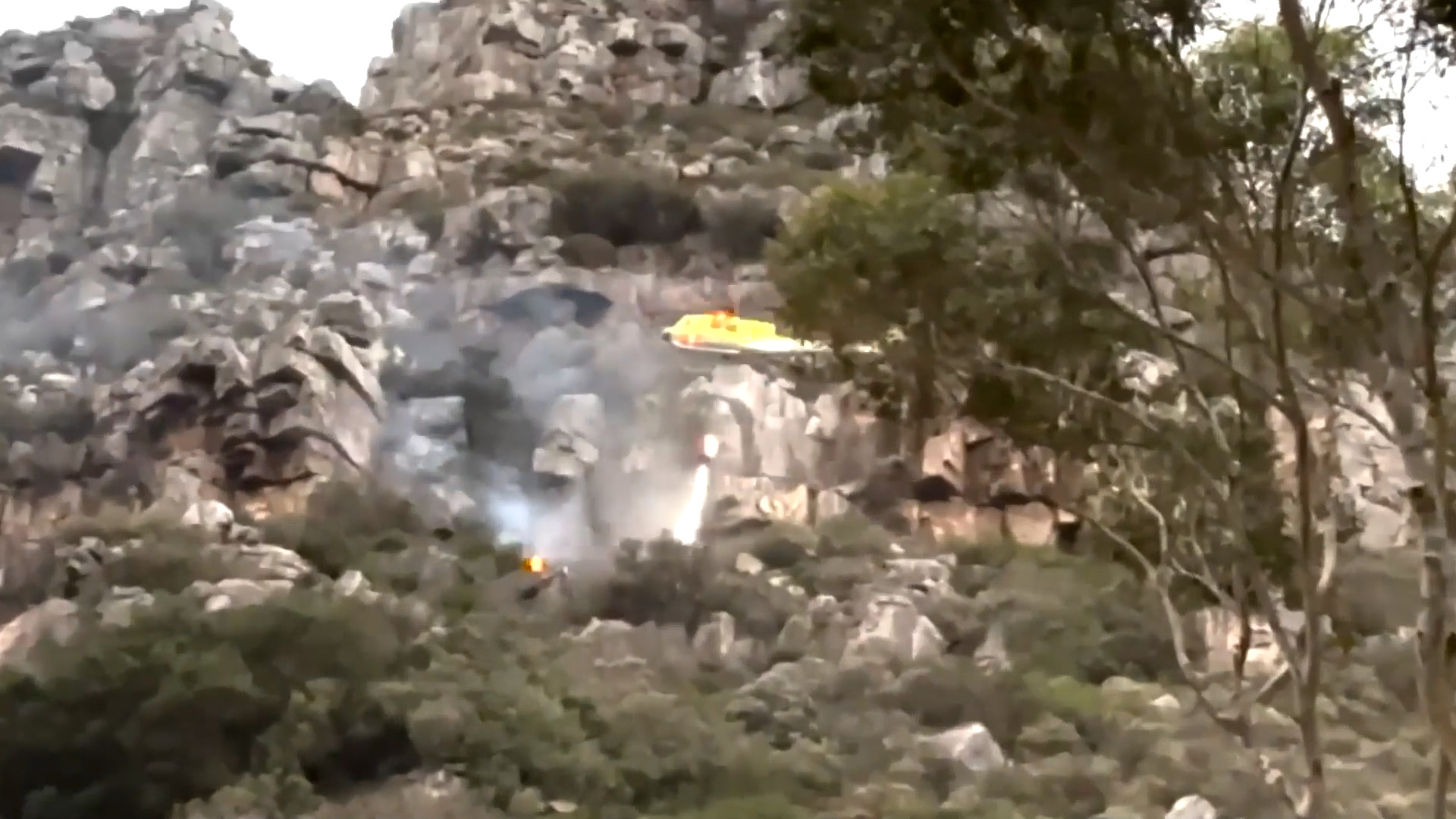 Video thumbnail for Pilots of firefighting helicopter survive crash in South Africa