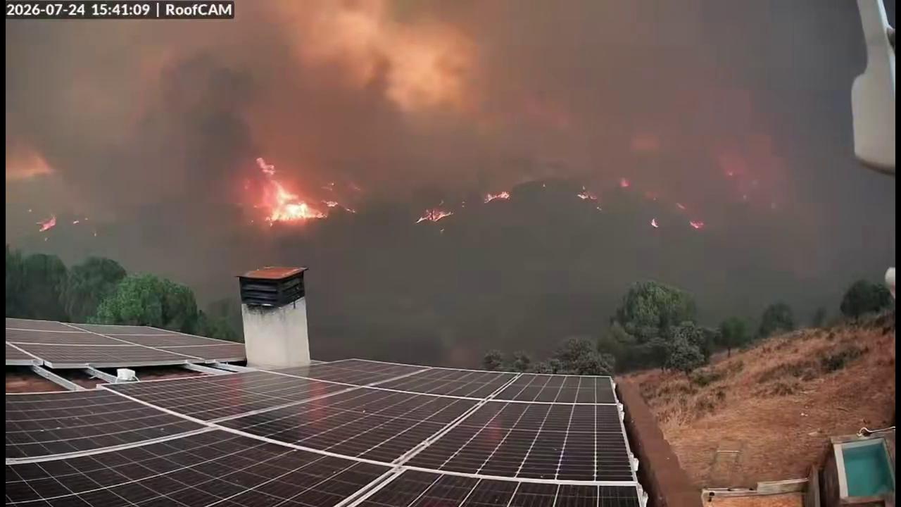 Video thumbnail for Spain: Security Camera Shows Wildfire Bearing Down on Home in Navas del Rey.