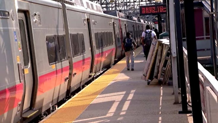 Video thumbnail for Threat aboard rush-hour Metro-North train sparks evacuation and major response near Grand Central Terminal