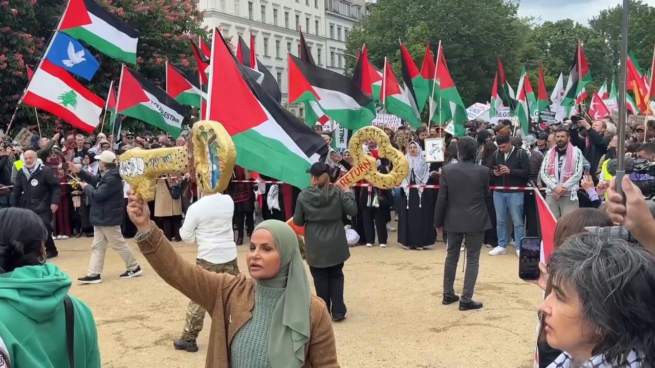 Video thumbnail for Germany: German police intervene in Nakba commemoration march in Berlin, use tear gas.