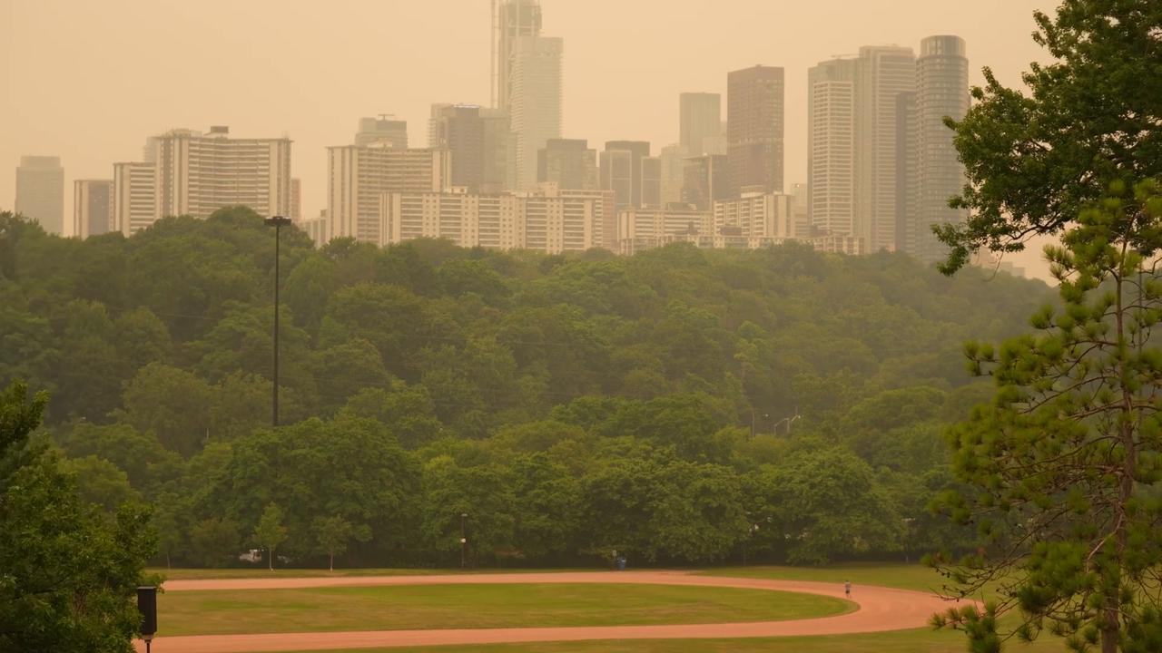 Video thumbnail for Canada: Wildfire smoke blankets Toronto as air quality warning remains in effect.