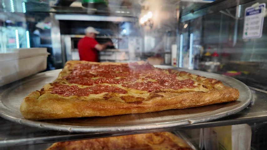 Video thumbnail for Bronx pizzeria gives out free slices to New Yorkers in need