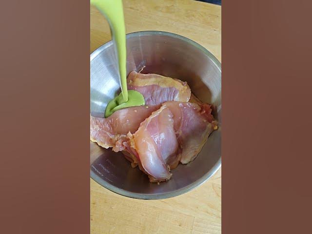 Video thumbnail for Du poulet mariné au skyr et aux herbes fraîches rôti avec un boulghour façon kisir plein de peps.
