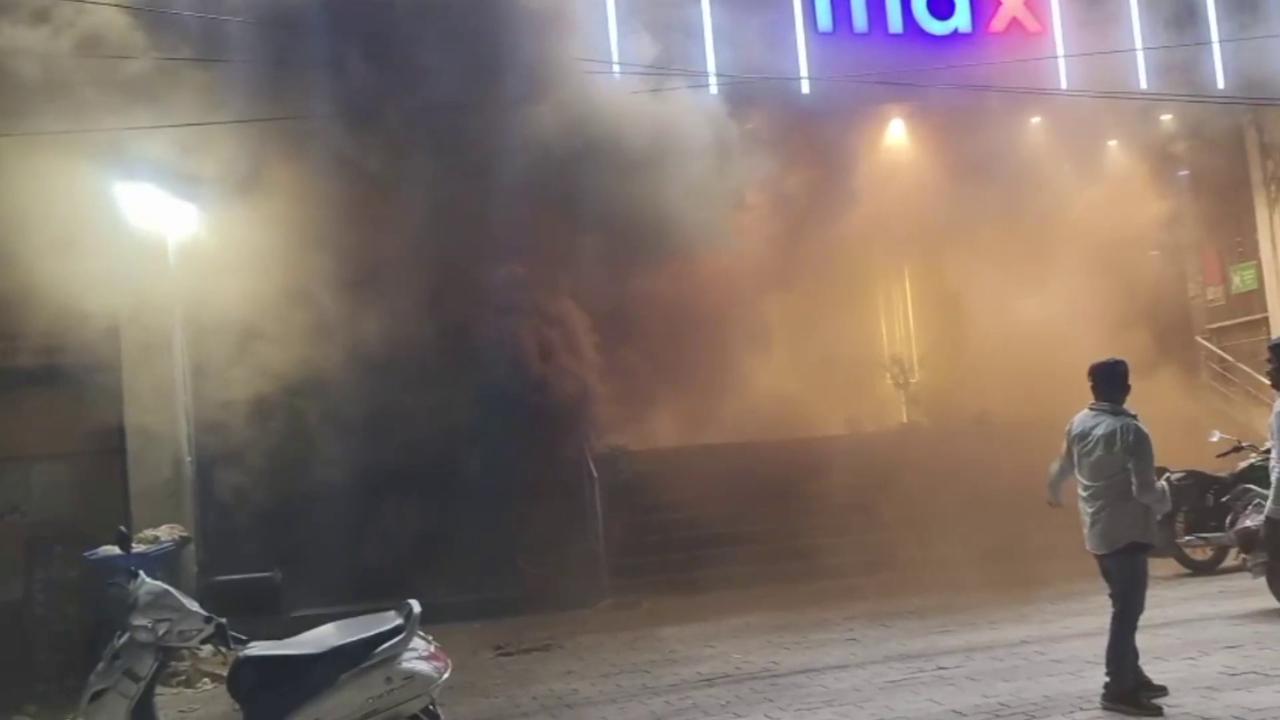 Video thumbnail for India: Fire Engulfs Clothing Store in Kanpur.