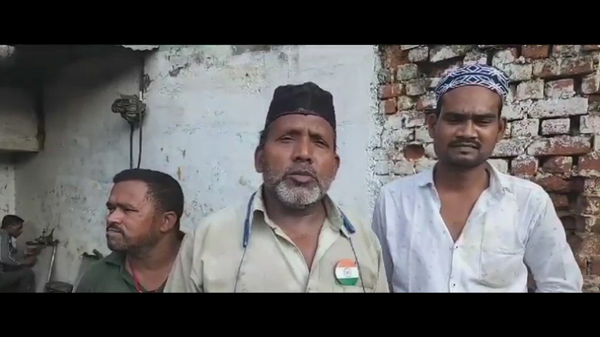 'Video thumbnail for रात भर मृत पति के पास बैठ शव से बाते करती रही महिला, सुबह हुई मौत की जानकारी'
