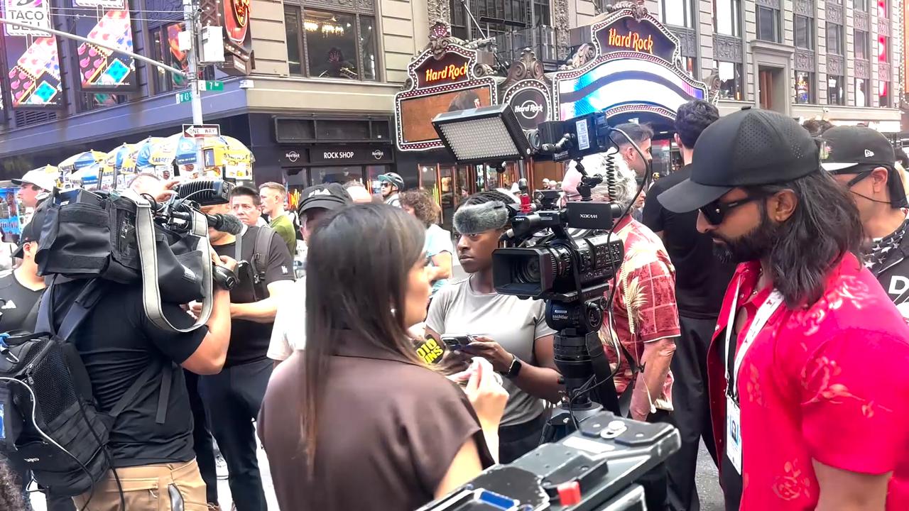 Video thumbnail for US: New York police shoot knife-wielding suspect after double stabbing in Times Square.