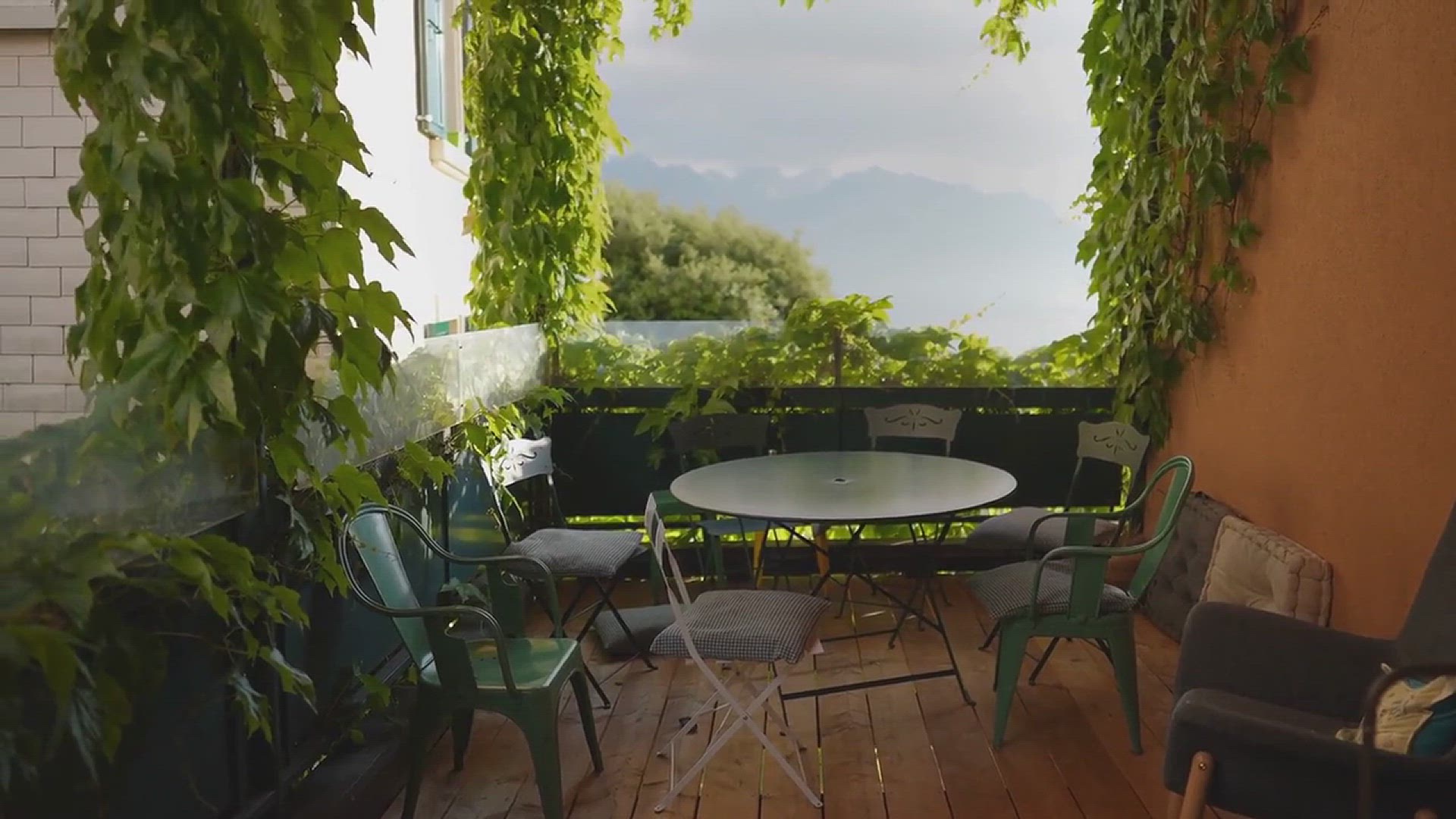'Video thumbnail for How to Set up a Beautiful Balcony Garden'