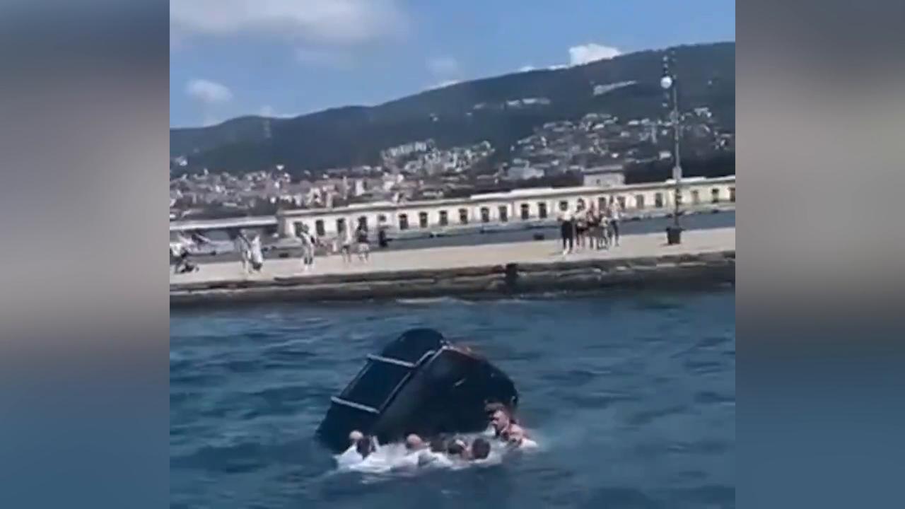 Video thumbnail for Italy: Italian military personnel rescue driver after car plunges into sea in Trieste.