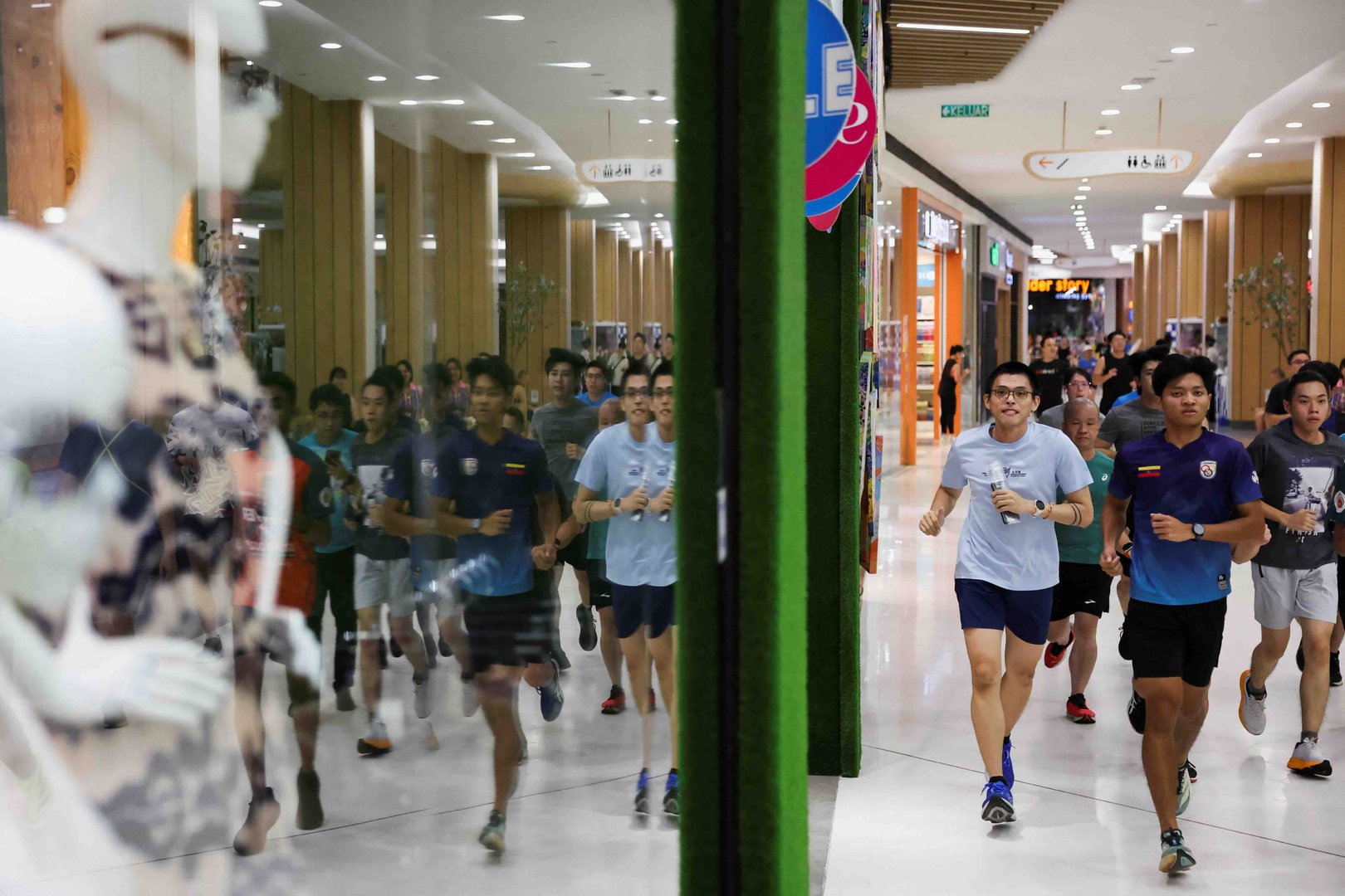 Video thumbnail for Malaysia’s runners take to the malls as haze spreads