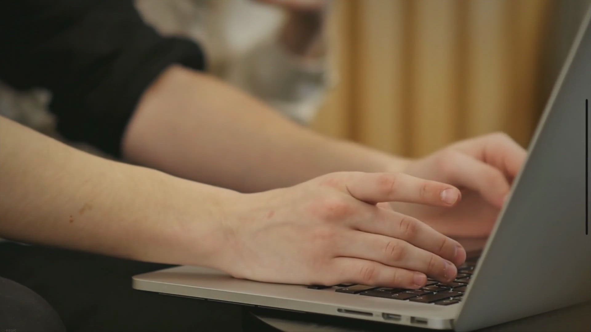 'Video thumbnail for Major Online Publisher Cuts Automatic Posting to Twitter'