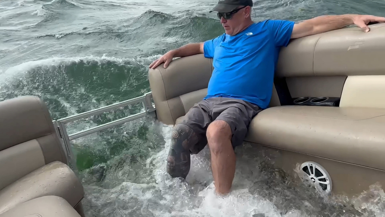 Video thumbnail for Waves Bring Water Into Pontoon Boat During Sudden Storm on Lake Tenkiller