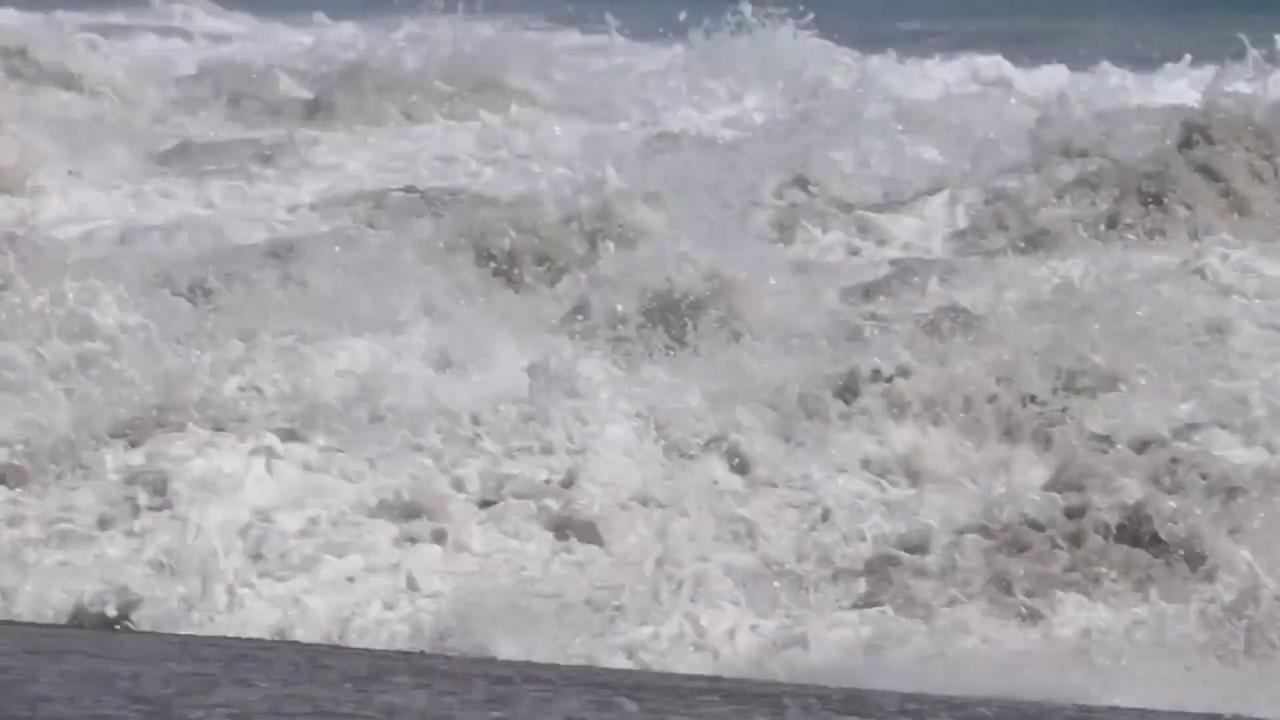 Video thumbnail for US: Santa Cruz Lifeguard Battles Powerful Waves To Rescue 10 Year Old Boy (WITHOUT CREDIT).