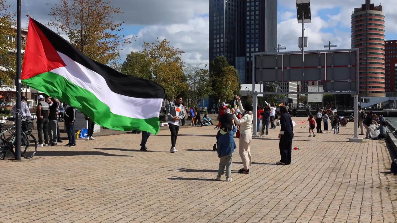 Video thumbnail for Netherlands: Protesters fly kites in Rotterdam in solidarity with Gaza children.