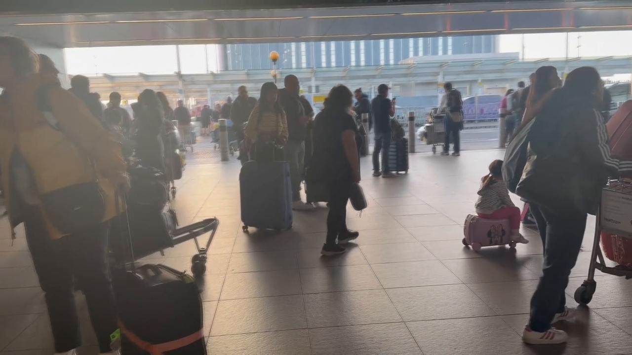 Video thumbnail for US: Technical failure in UK air traffic control causes widespread flight delays at Heathrow.