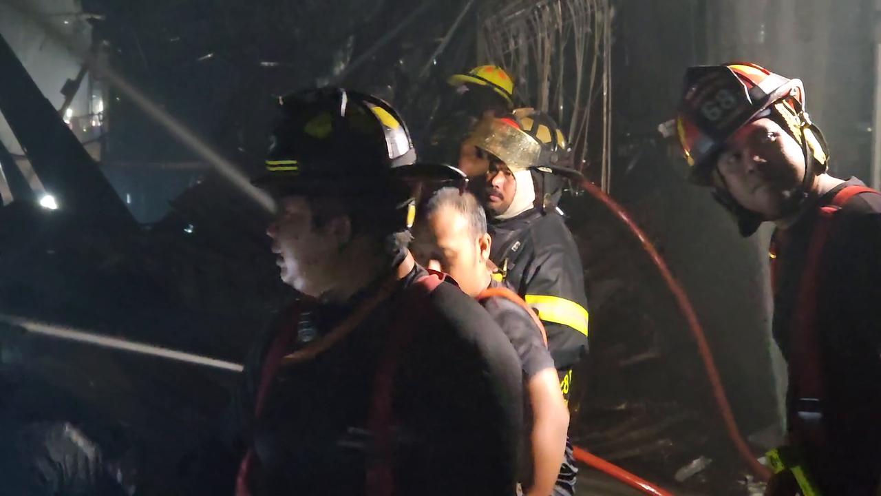 Video thumbnail for Thailand: Bangkok Fire Engulfs Klongthom Centre 26.