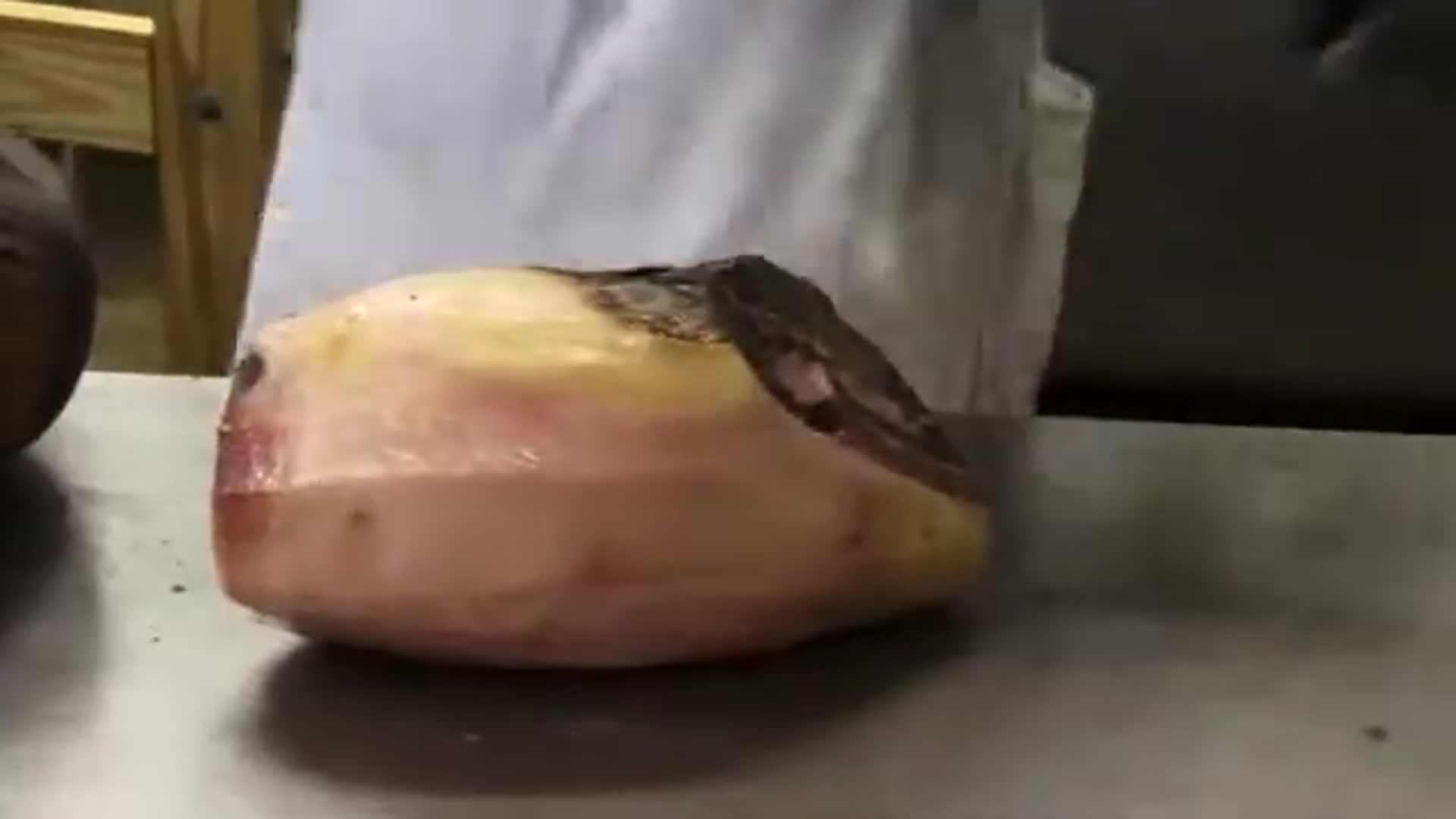 Video thumbnail for How to Debone a Ham(360P)