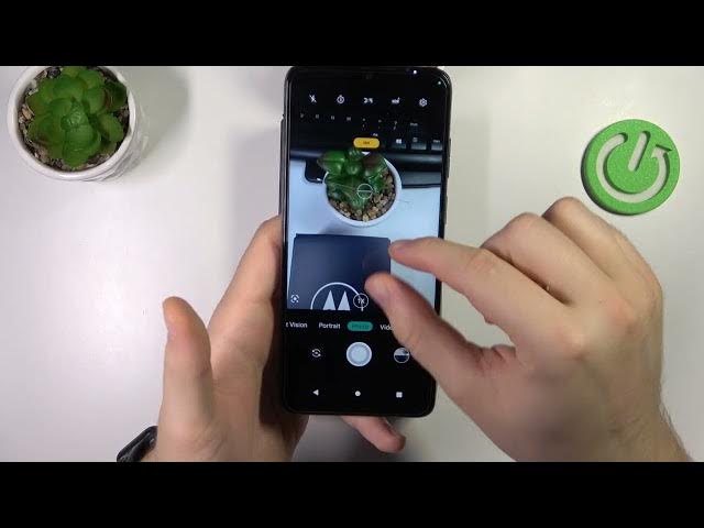 Video thumbnail for MOTOROLA Moto E22 Camera Max Zoom