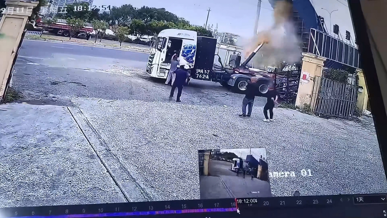 Video thumbnail for Hydraulic Cylinder Malfunction During Truck Trailer Lift in Zhejiang