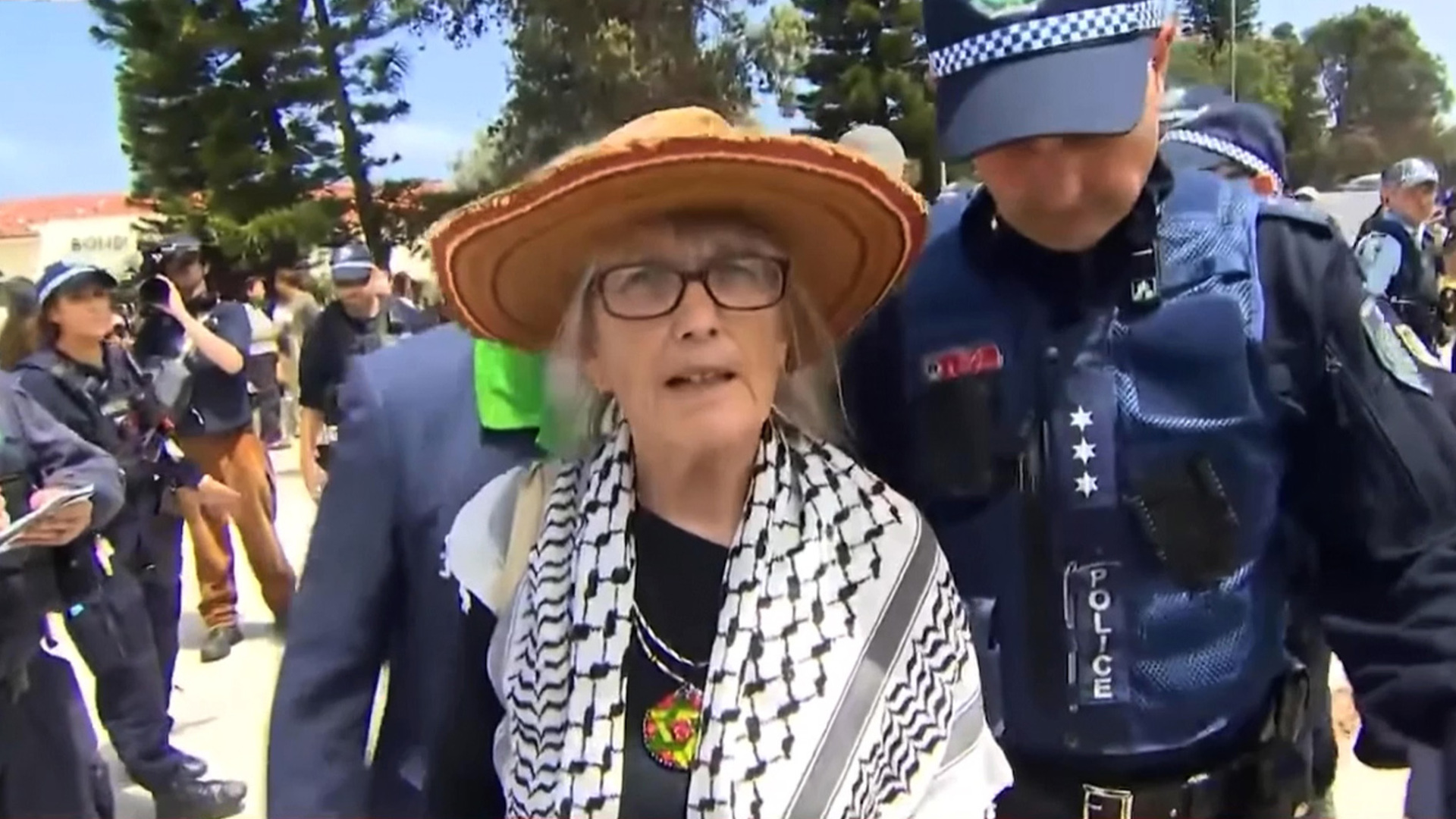 Video thumbnail for Police remove keffiyeh-wearing Jewish woman from Bondi memorial site