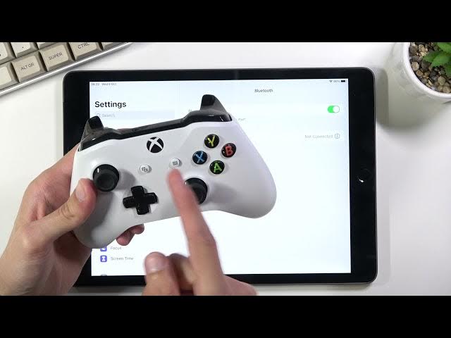 Video thumbnail for How to Connect Gamepad to iPad 9th Gen | Pair Xbox Controller with iPad 2021