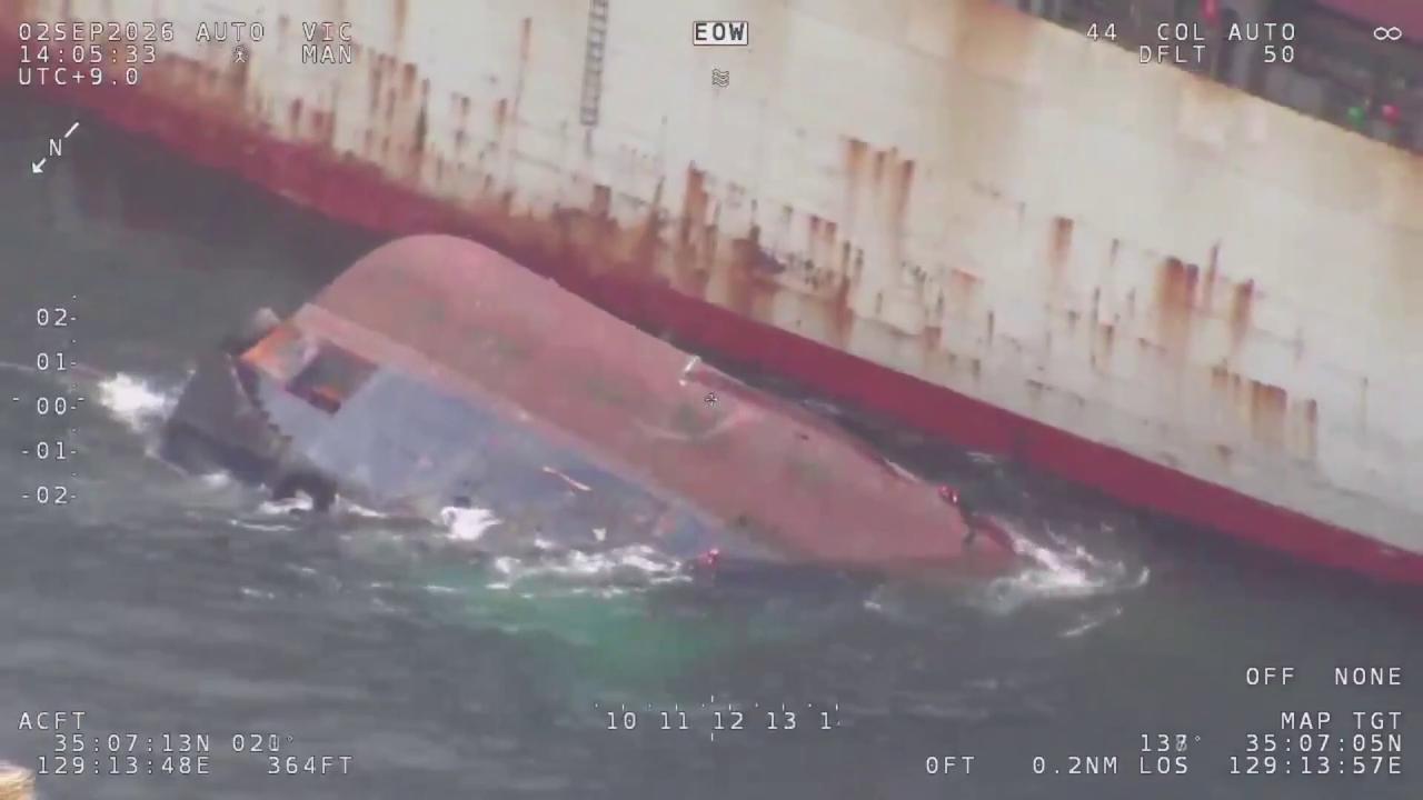 Video thumbnail for South Korea: Tugboat Capsizes and Sinks off Busan.
