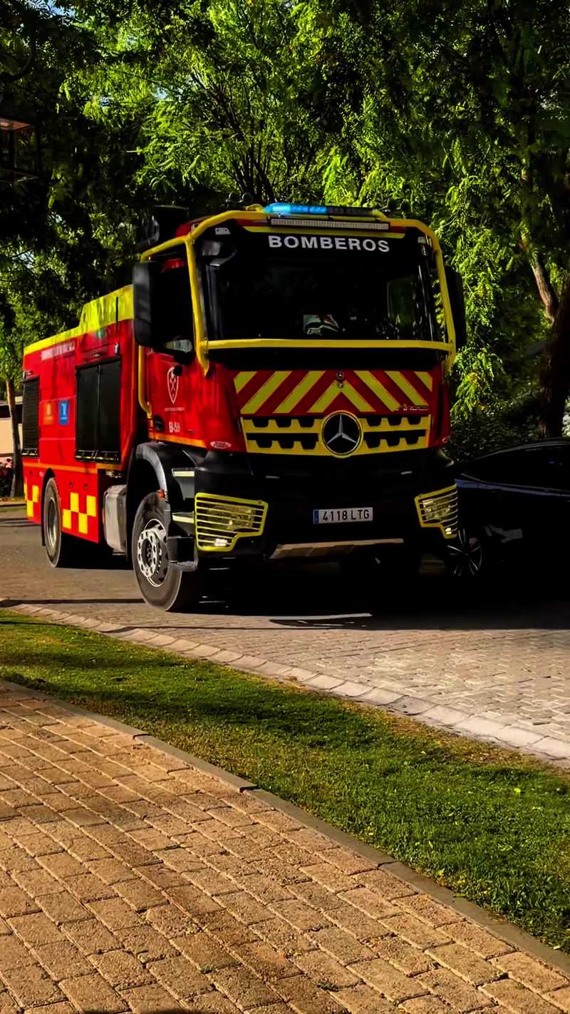 Video thumbnail for Helicopters Battle Hillside Wildfire near Estepona