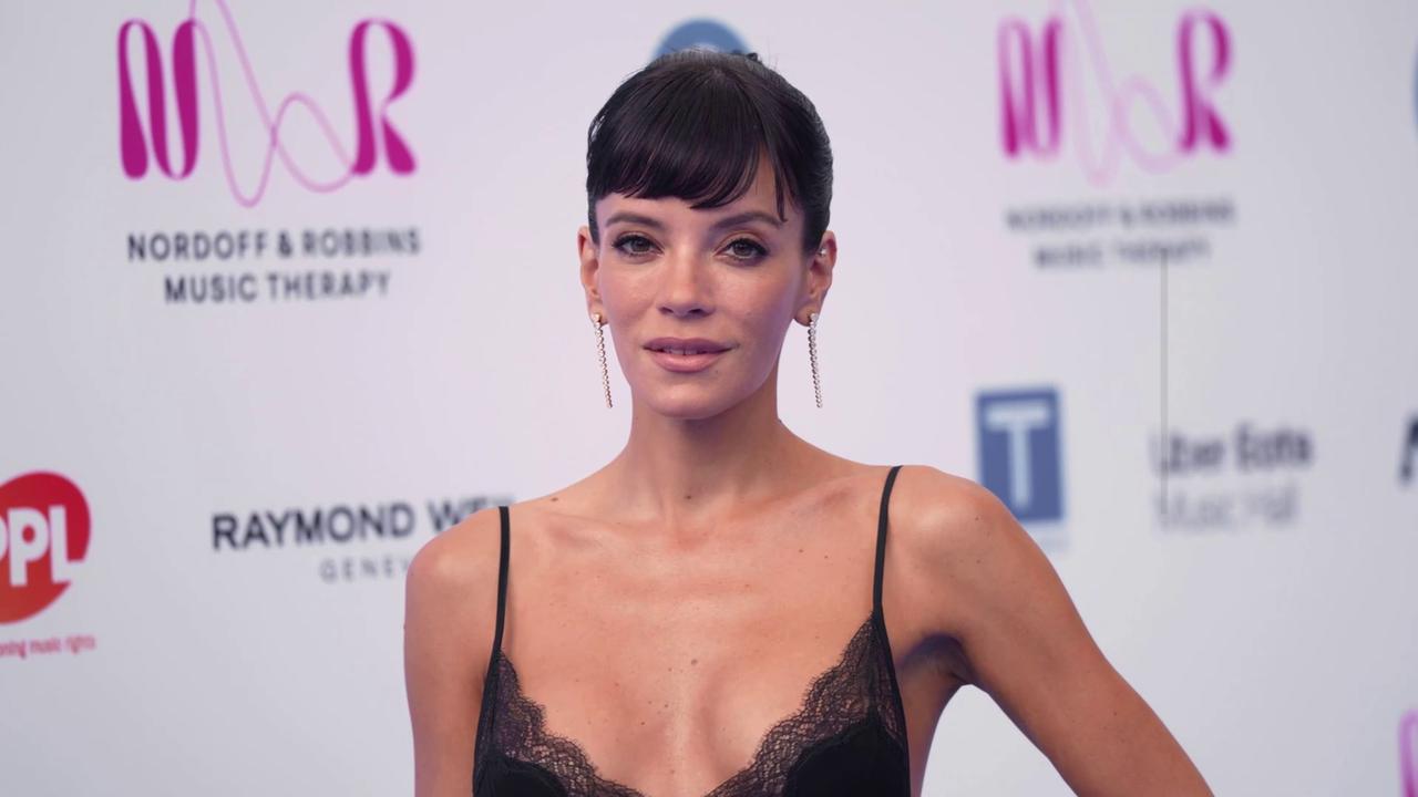 Video thumbnail for NEWS OF THE WEEK: Lily Allen downgrades US shows to smaller venues.