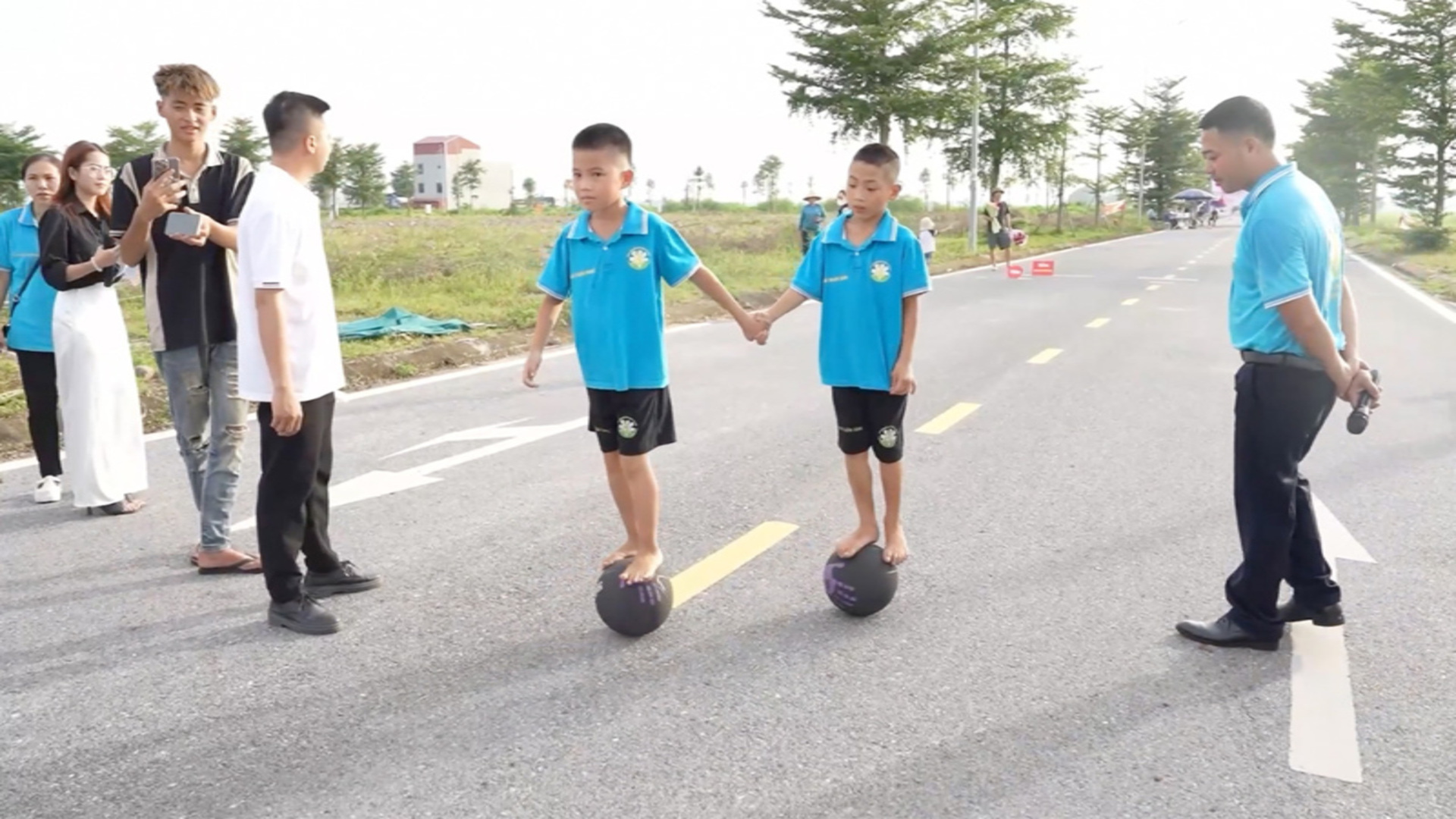 Video thumbnail for Farthest distance travelled backwards on a medicine ball (team of two)  150418 m (493 ft 5 in) by Ngo Thien Phuc and Tran Xuan Sinh