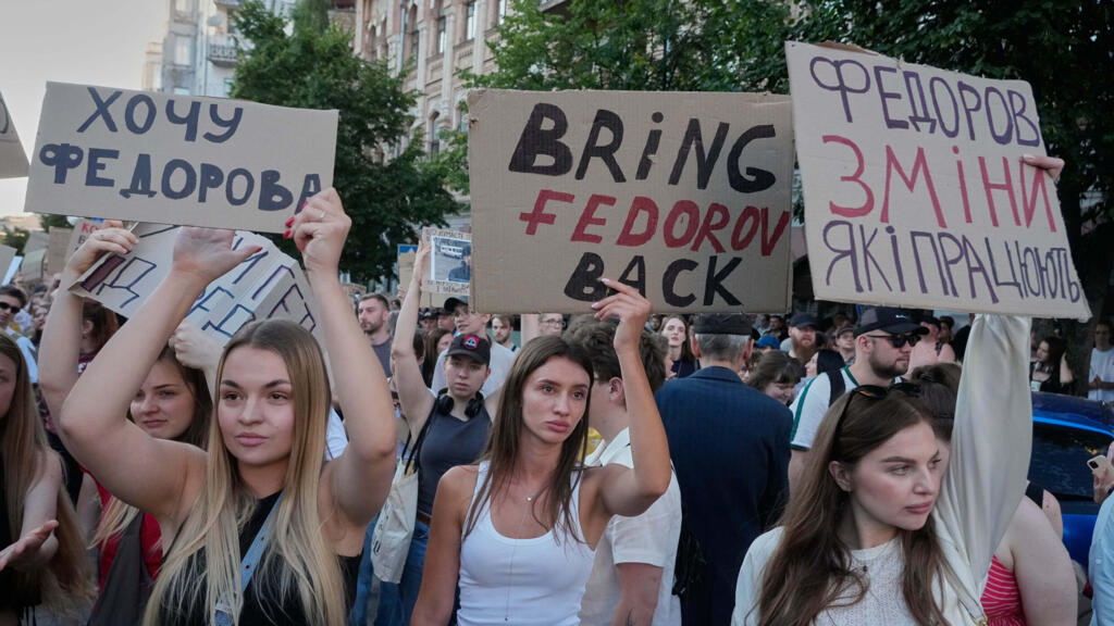 Video thumbnail for Ukraine plunges into political crisis as anger over defence minister's dismissal grows