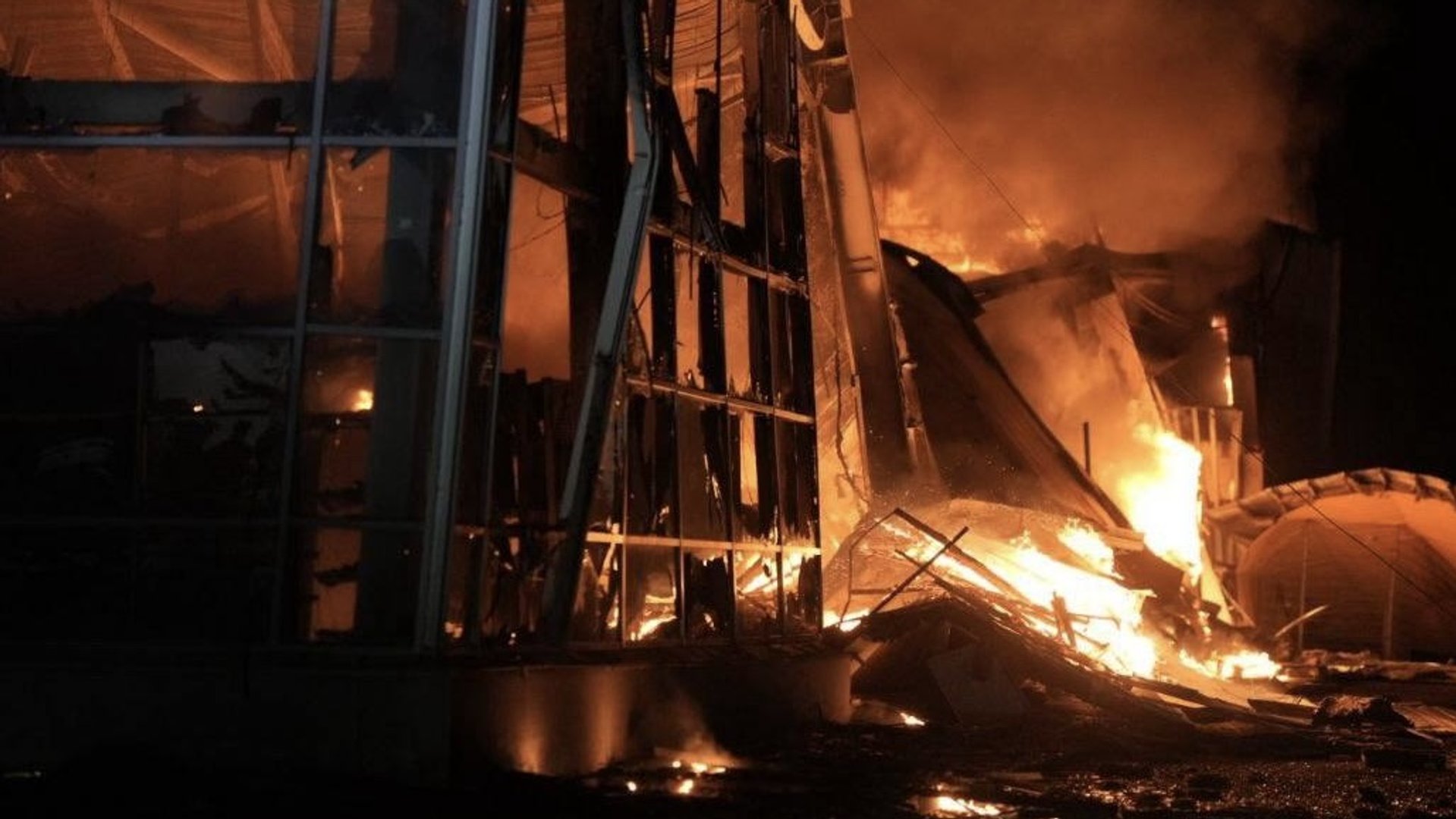 Video thumbnail for Fire engulfs Zaporizhzhia shopping centre after Russian strike