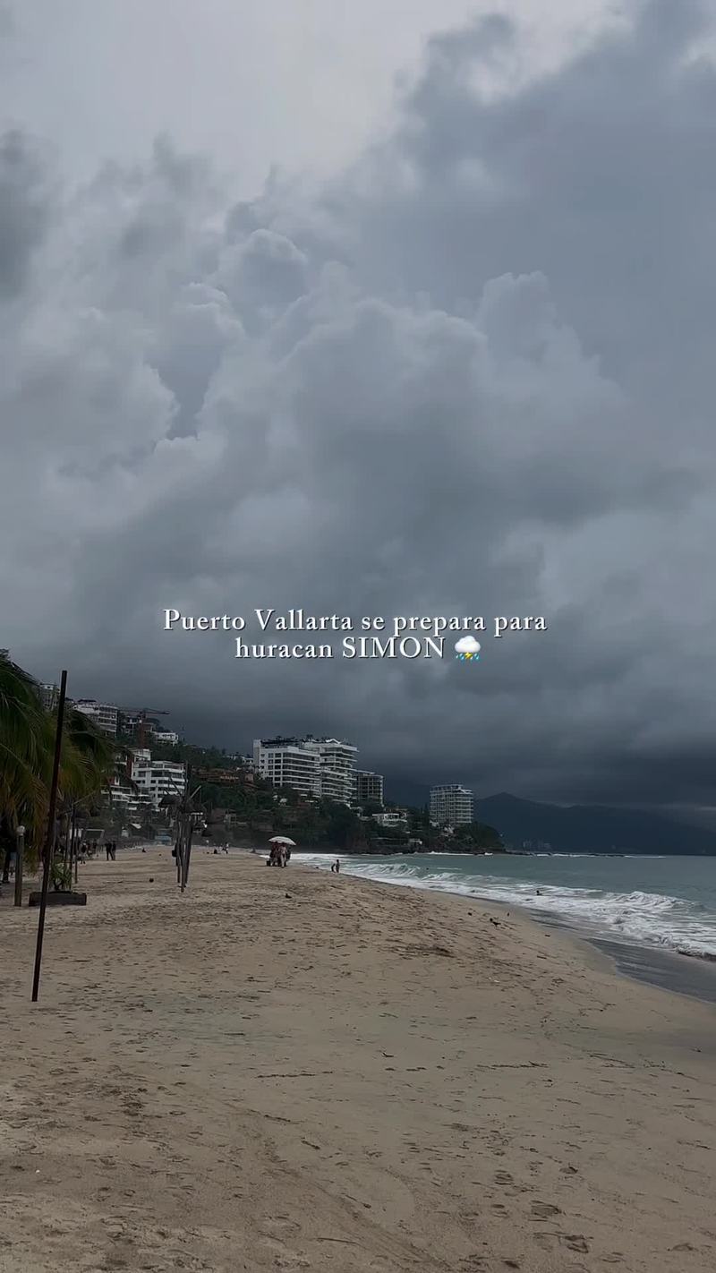 Video thumbnail for Puerto Vallarta Braces for Approaching Hurricane Simon