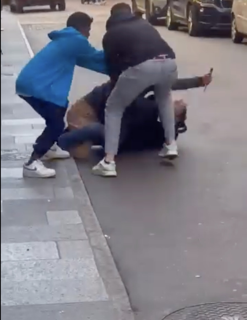 Video thumbnail for Bystanders tackle driver who plowed into pedestrians in Italy