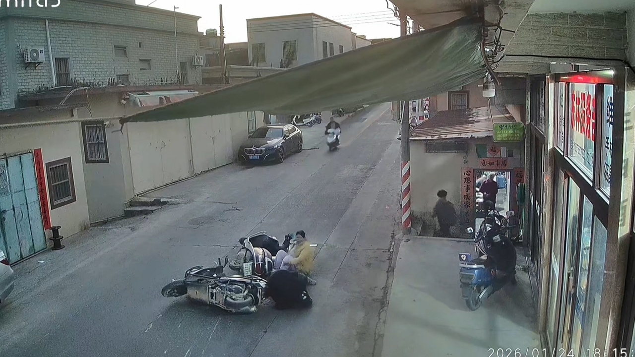 Video thumbnail for Electric Scooter Crash Caught on Camera in Guangdong