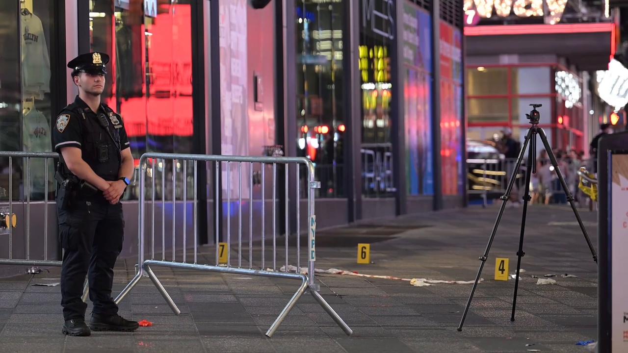 Video thumbnail for US: New York police shoot knife-wielding suspect after double stabbing in Times Square (2).