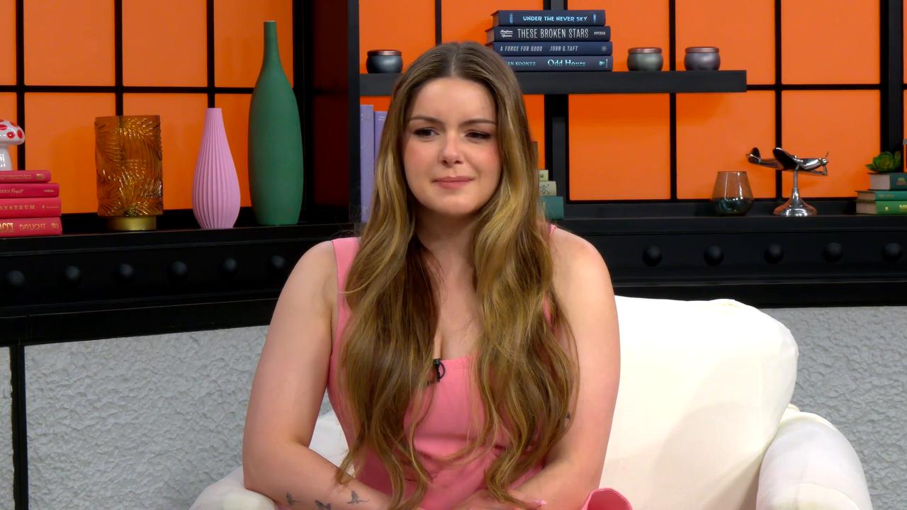 Video thumbnail for Ariel Winter Debunks The Rumors About Her Living Situation With 'Modern Family' Co-Star Nolan Gould
