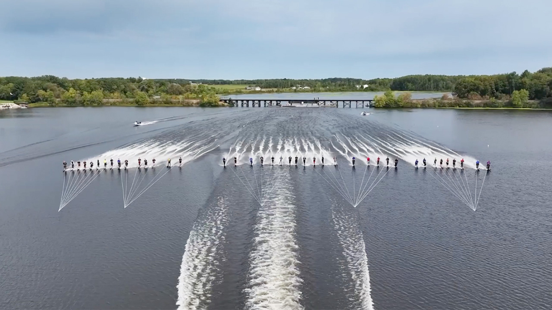 Video thumbnail for Most barefoot waterskiers tower behind a single boat - 42 by Big Pull 2024