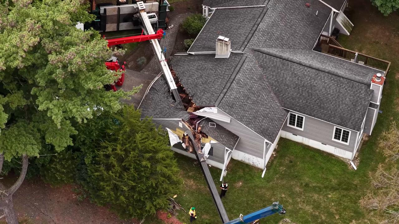 Video thumbnail for US: Large crane topples onto homes in New Jersey.