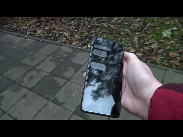 Video thumbnail for Motorola Moto E22 - Outside Display Brightness