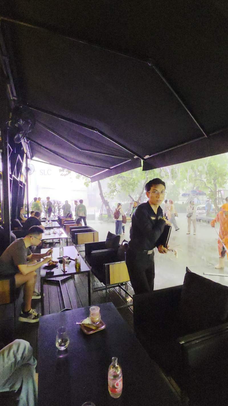 Video thumbnail for Tropical Downpour Flooding an Outdoor Mall in Bangkok